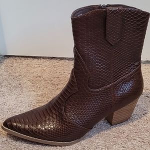 NEW Coconuts Bambi brown snake. Boots. 8.5M.